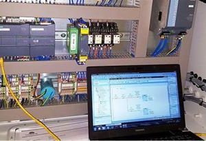 طراحی و اجرا انواع تابلو های برق ( PLC ,HMI , …)